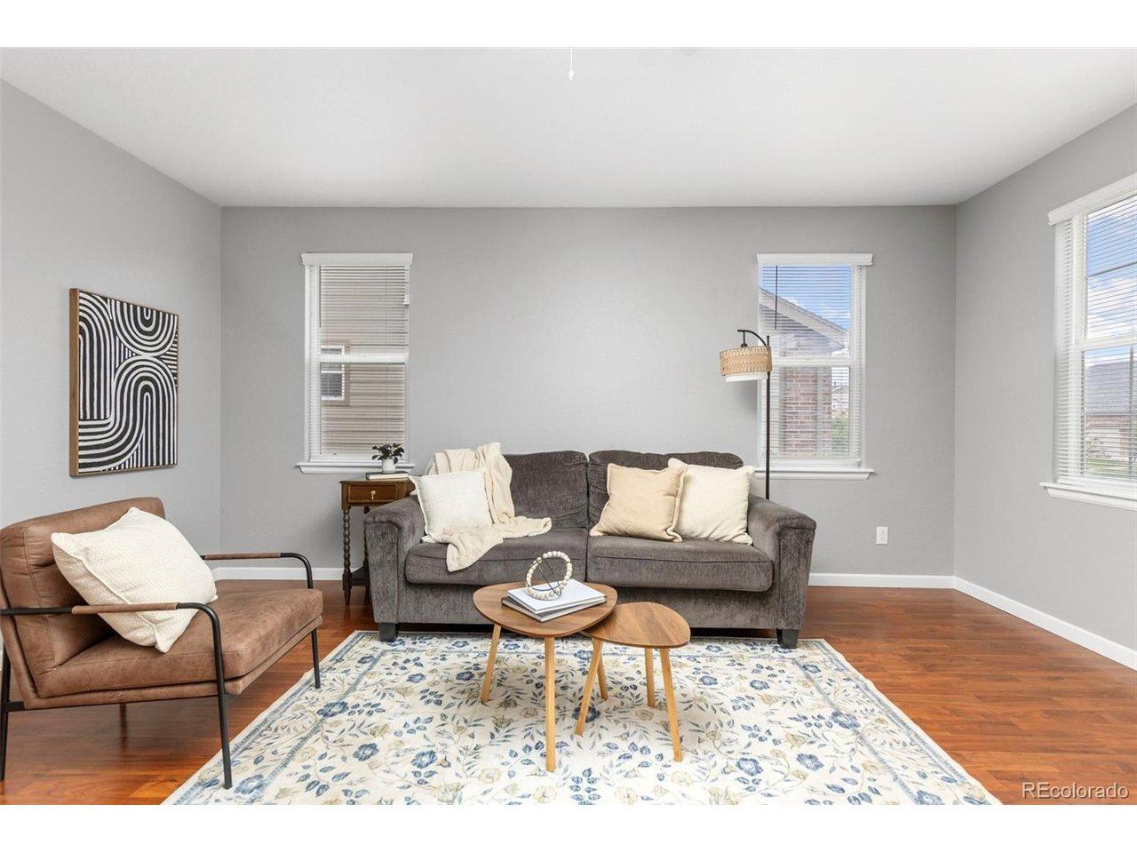 Image 4: Pretty living room!