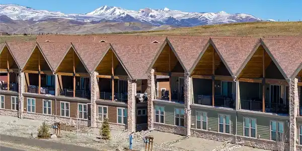 Image 3: Surrounded by Mtns