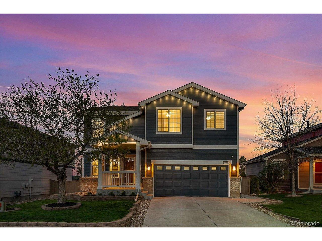 Image 4: Twilight shot of front of home with Goove Lighting Image 4: Twilight shot of front of home with Goove Lighting