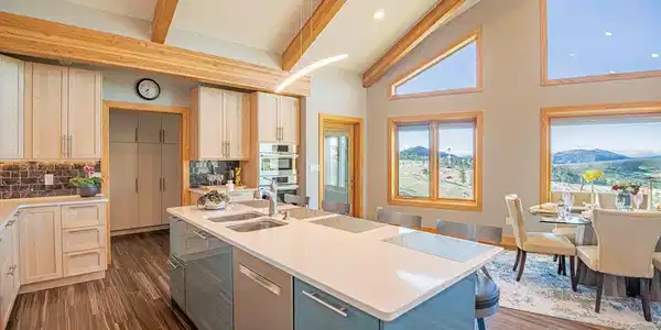 Image 3: Quartz countertops and oversized island Image 3: Quartz countertops and oversized island