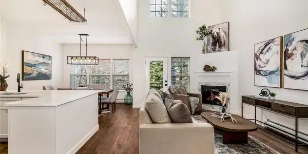 Image 3: Stunning remodel with new flooring, lighting, cabinets, Quarts counter tops & backsplash. Image 3: Stunning remodel with new flooring, lighting, cabinets, Quarts counter tops & backsplash.