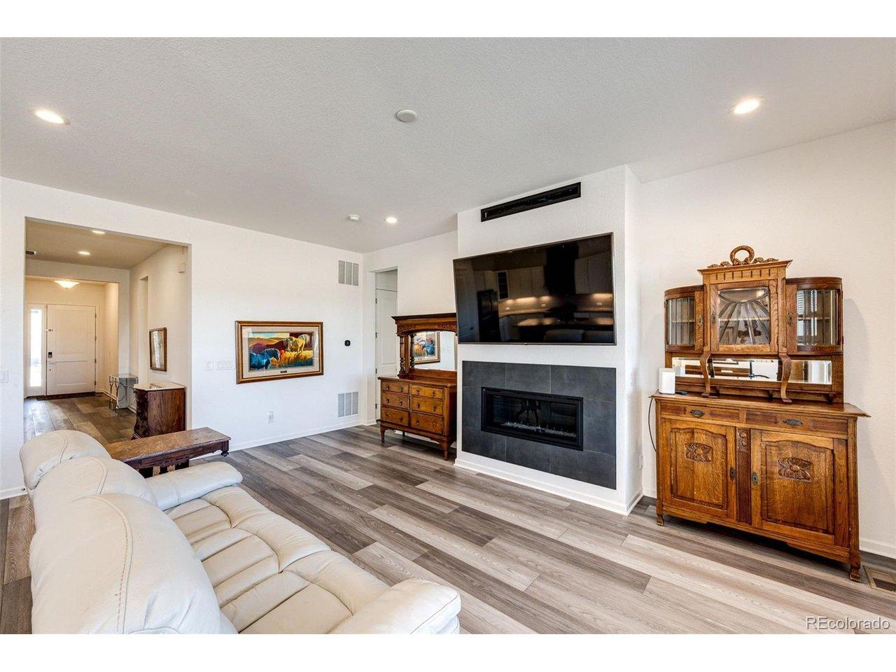 Image 4: Living Room with gas fireplace Image 4: Living Room with gas fireplace