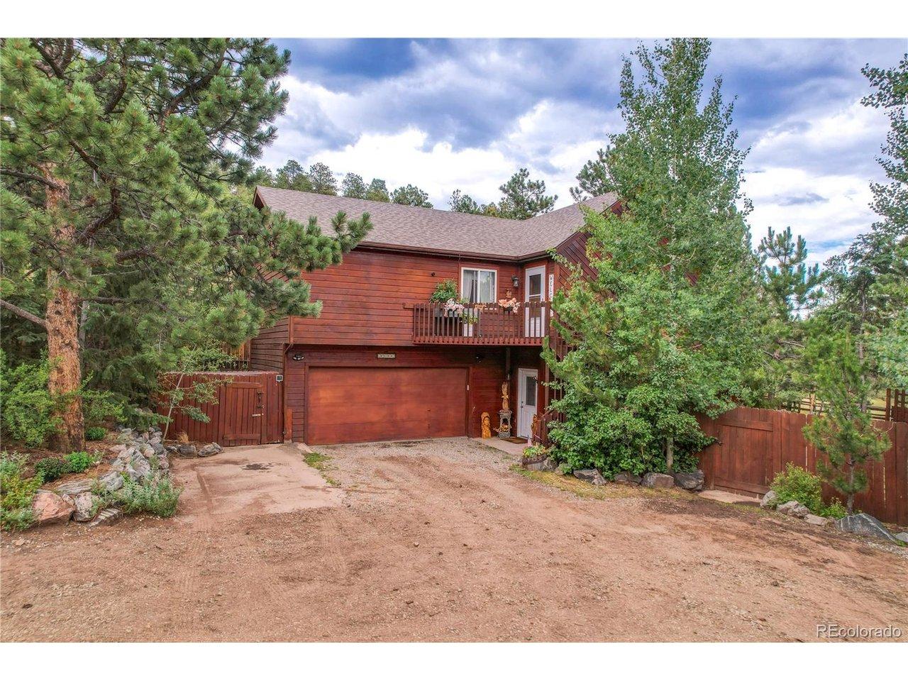 Image 4: 2 car garage and plenty of parking space on driveway
