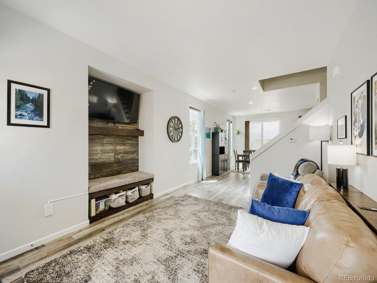 Image 4: Living Room