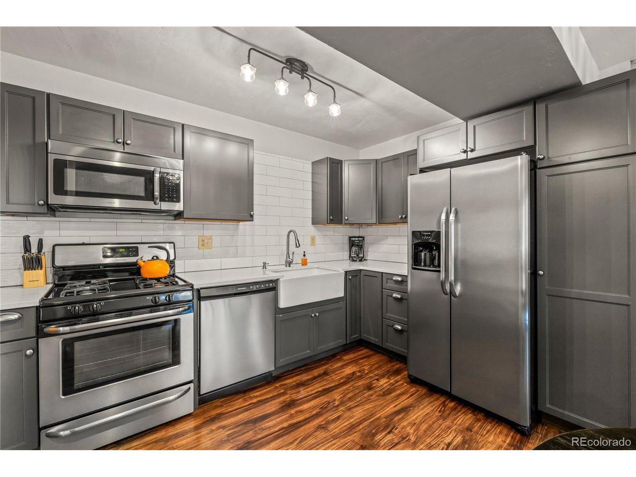 Image 3: Quartz Countertops, Stainless Steel Appliances