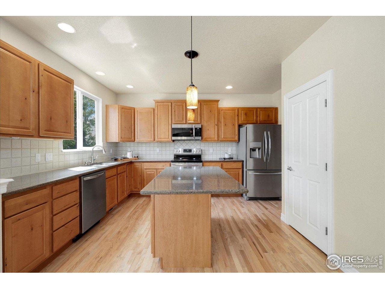 Image 3: Slab granite and stainless appliances Image 3: Slab granite and stainless appliances