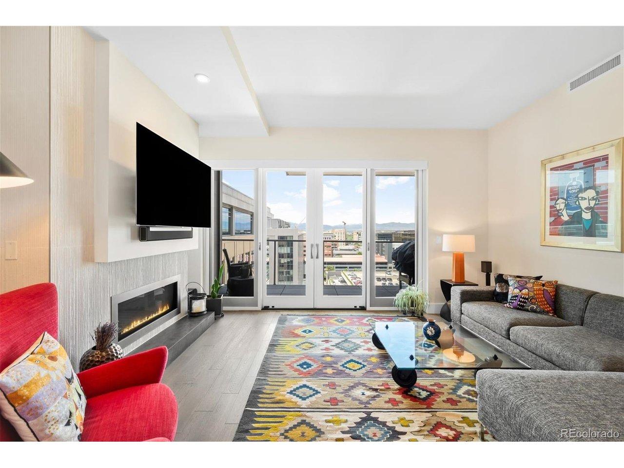 Image 4: Living Room