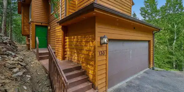 Image 3: Garage and front approach Image 3: Garage and front approach