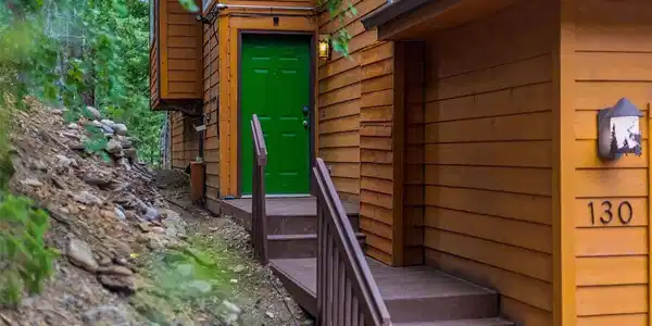 Image 4: Interior entry and stair connection Image 4: Interior entry and stair connection