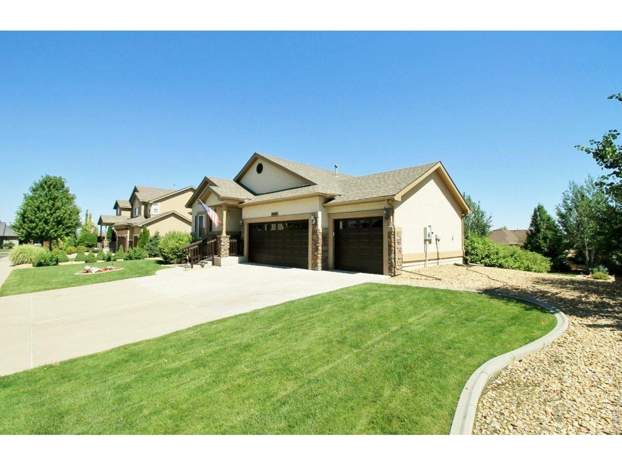 Image 2: Three-car garage Image 2: Three-car garage
