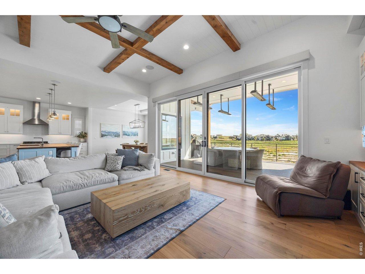 Image 4: Open and light living room Image 4: Open and light living room