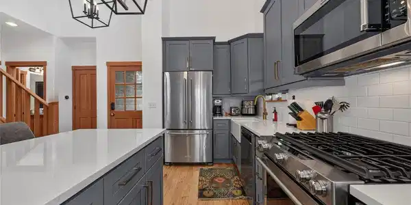Image 4: Contemporary Kitchen