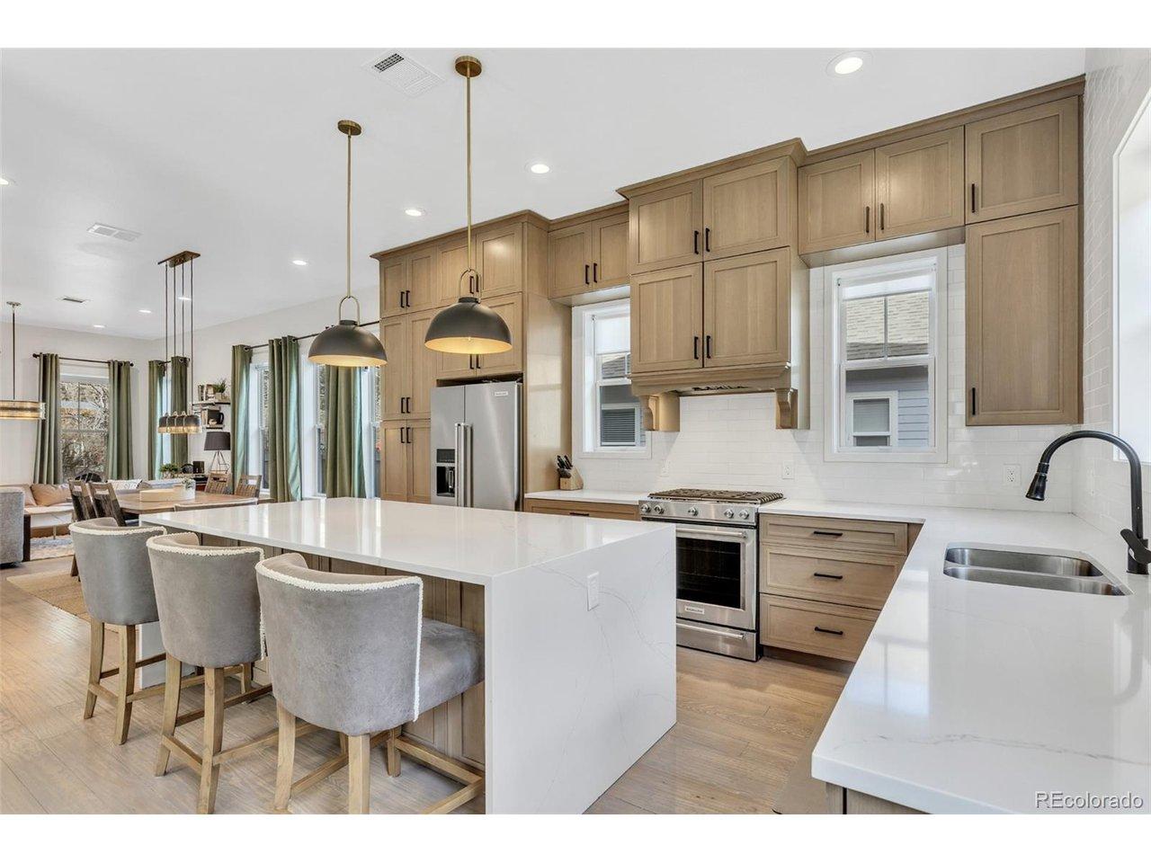 Image 4: Kitchen