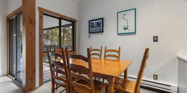 Image 4: Dining area located in the main area.