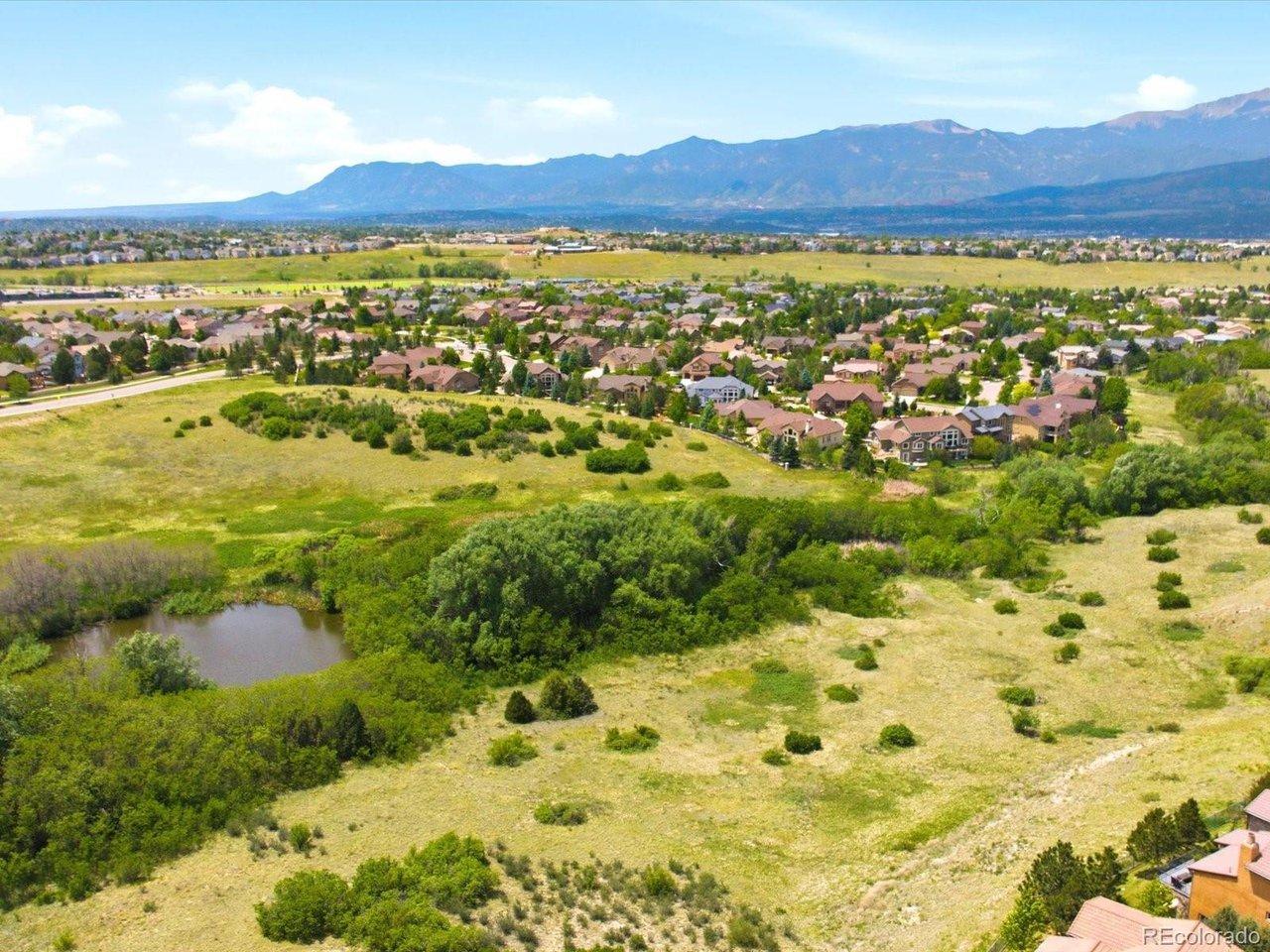 Image 2: Quiet neighborhood surrounded by green space Image 2: Quiet neighborhood surrounded by green space