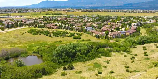 Image 2: Quiet neighborhood surrounded by green space Image 2: Quiet neighborhood surrounded by green space