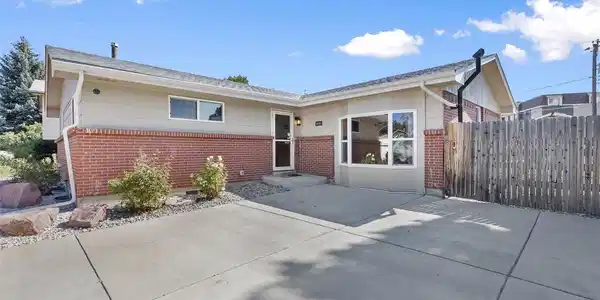 Image 2: Driveway front entrance Image 2: Driveway front entrance