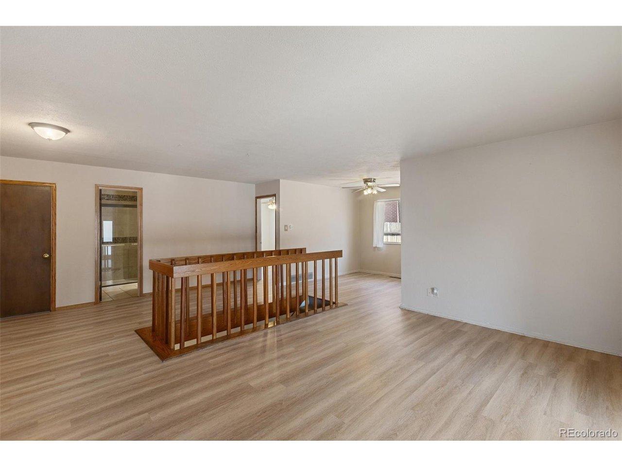 Image 4: Living Room