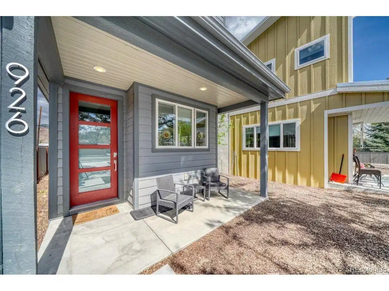 Image 1: Welcoming front entryway