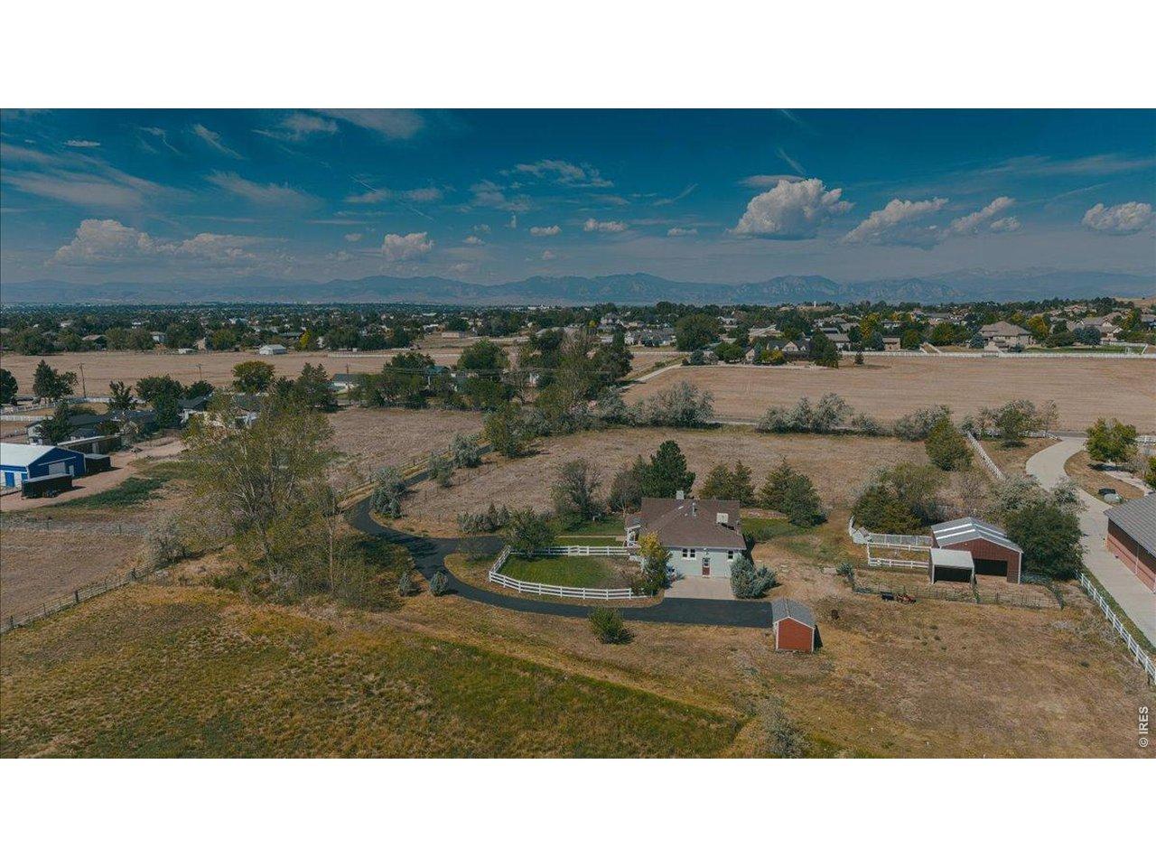 Image 3: Set just east of the foothills in Broomfield Colorado on a rare 4.71 acre property Image 3: Set just east of the foothills in Broomfield Colorado on a rare 4.71 acre property