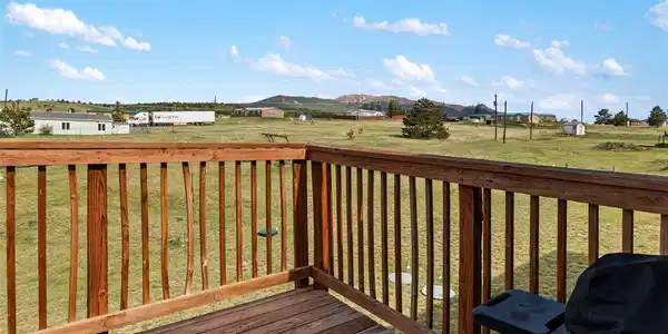 Image 3: Deck with views of Pikes Peak Image 3: Deck with views of Pikes Peak