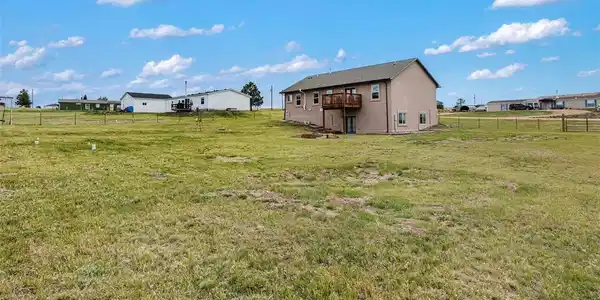 Image 4: Large fenced back yard Image 4: Large fenced back yard