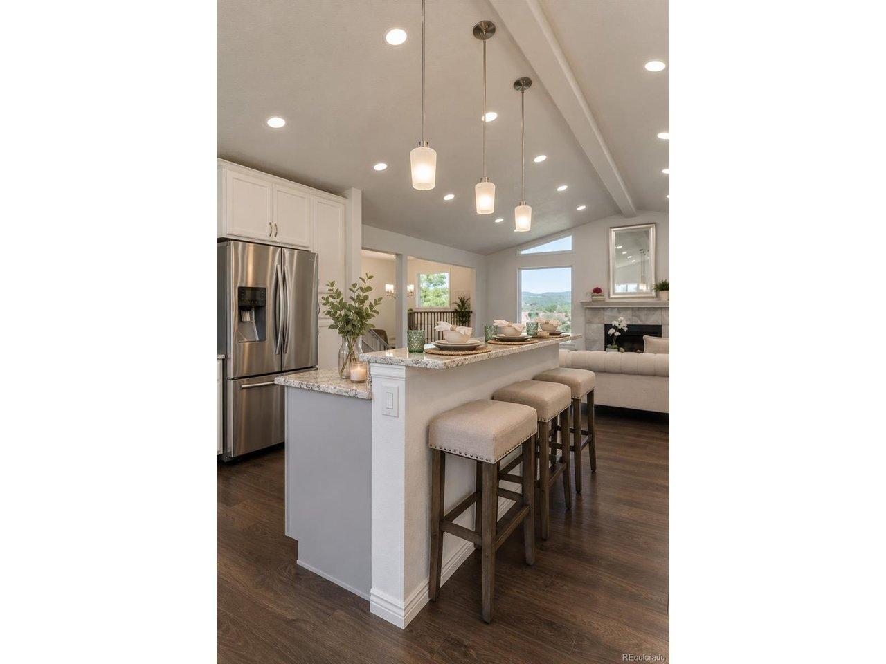 Image 4: Large Island with seating area Image 4: Large Island with seating area