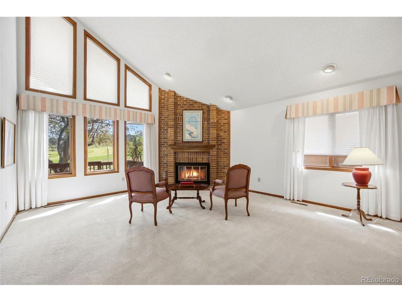 Image 3: Spacious and vaulted living room