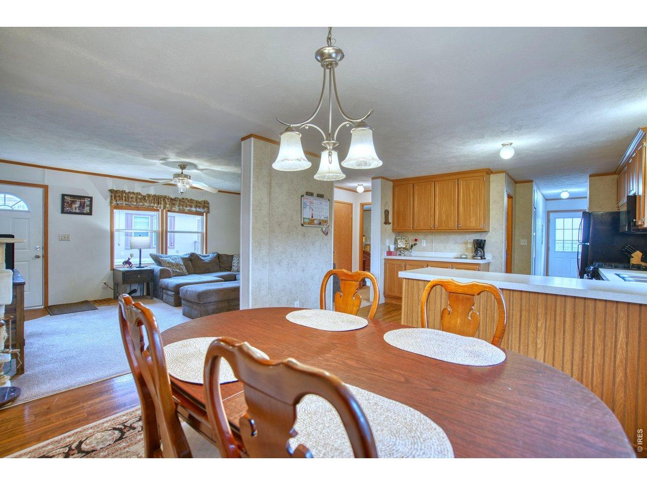 Image 4: Seperate dining area