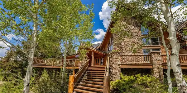 Image 3: Exterior from driveway