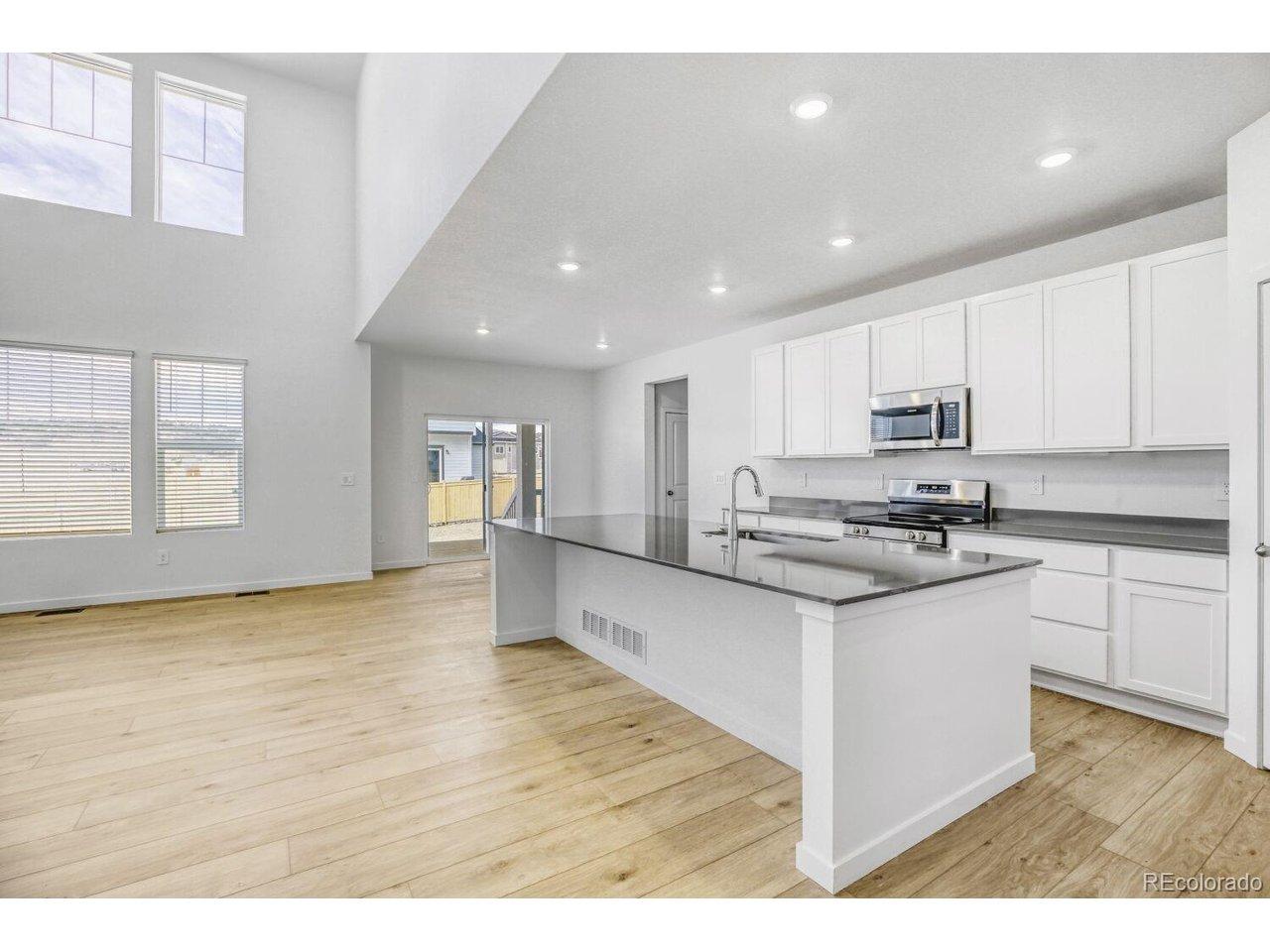 Image 3: High Ceilings, Large Kitchen Image 3: High Ceilings, Large Kitchen