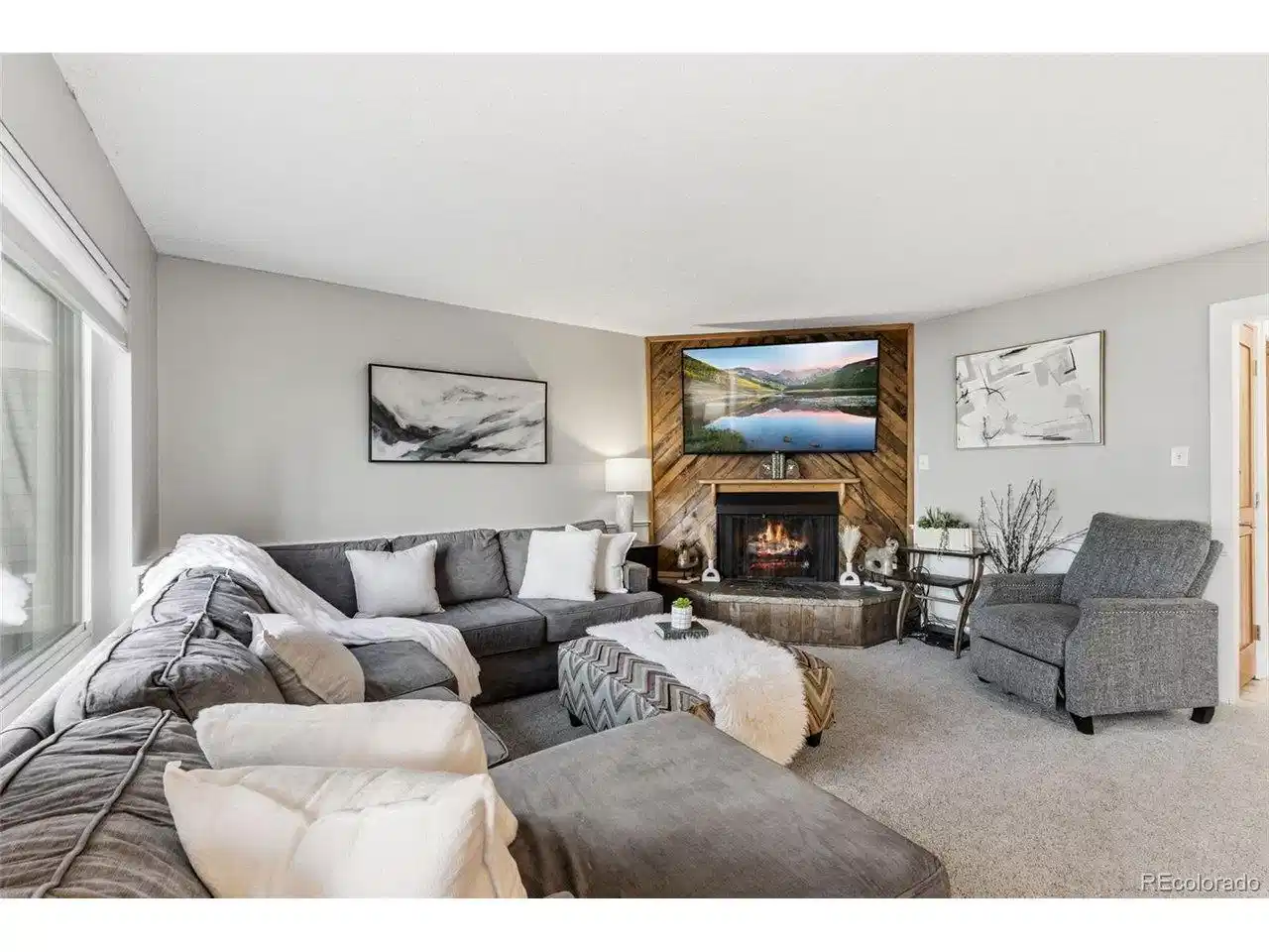 Image 1: Nicely appointed family room Image 1: Nicely appointed family room