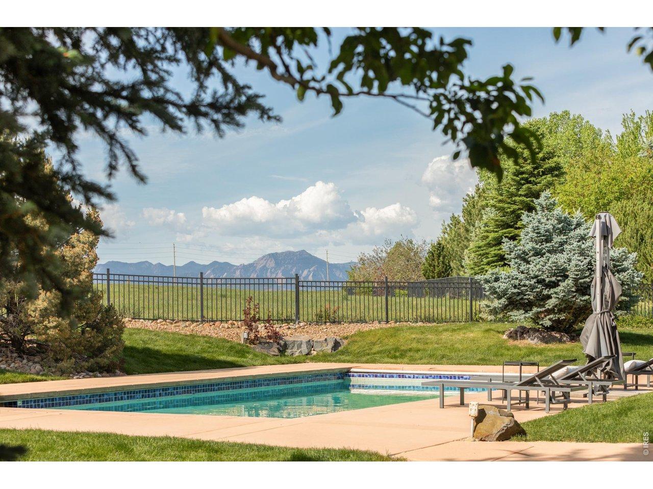 Image 2: A pool with a view of the mountains. Image 2: A pool with a view of the mountains.