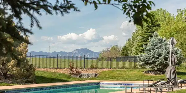 Image 2: A pool with a view of the mountains. Image 2: A pool with a view of the mountains.
