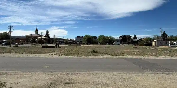 Image 3: Front lot view