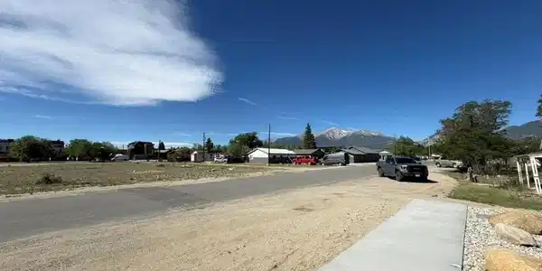Image 4: Front lot view