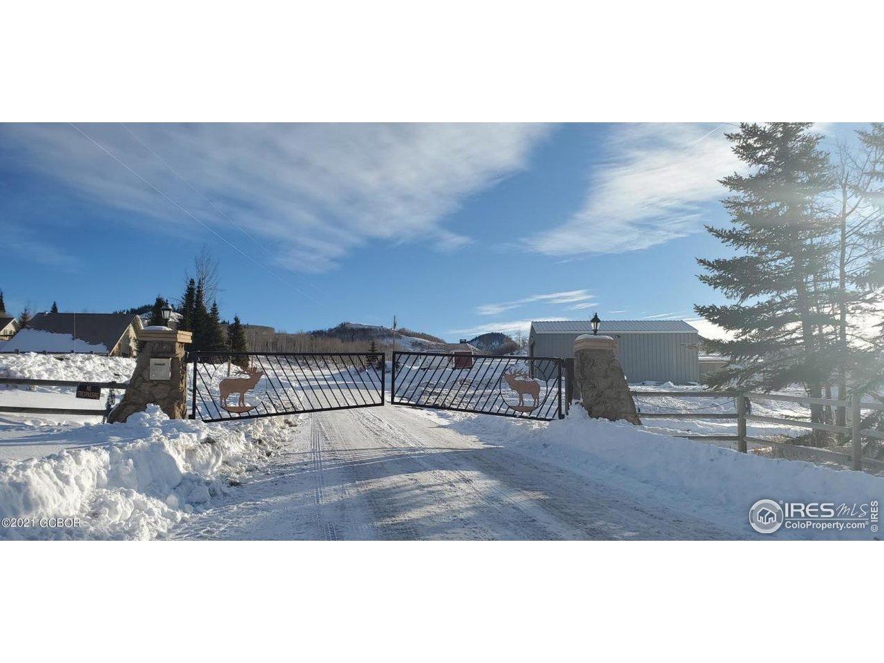 Image 4: Gate in Winter Image 4: Gate in Winter