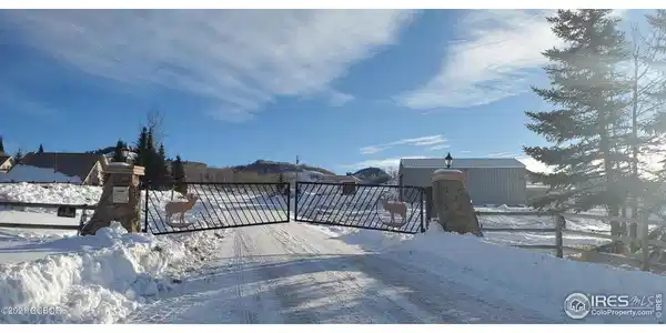 Image 4: Gate in Winter Image 4: Gate in Winter