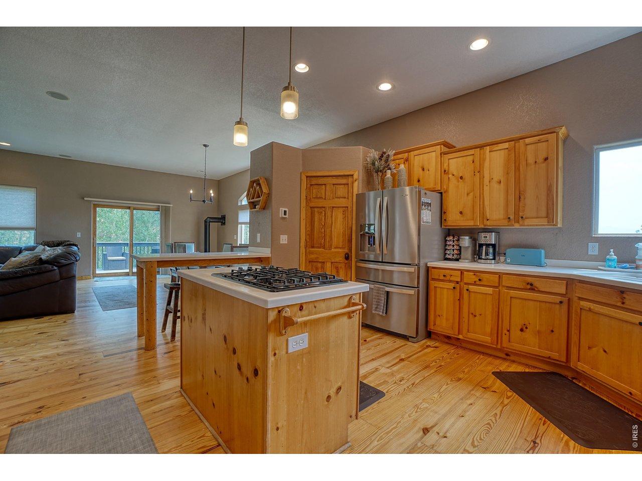 Image 3: New appliances+ gas cooktop in this open, chefs kitchen