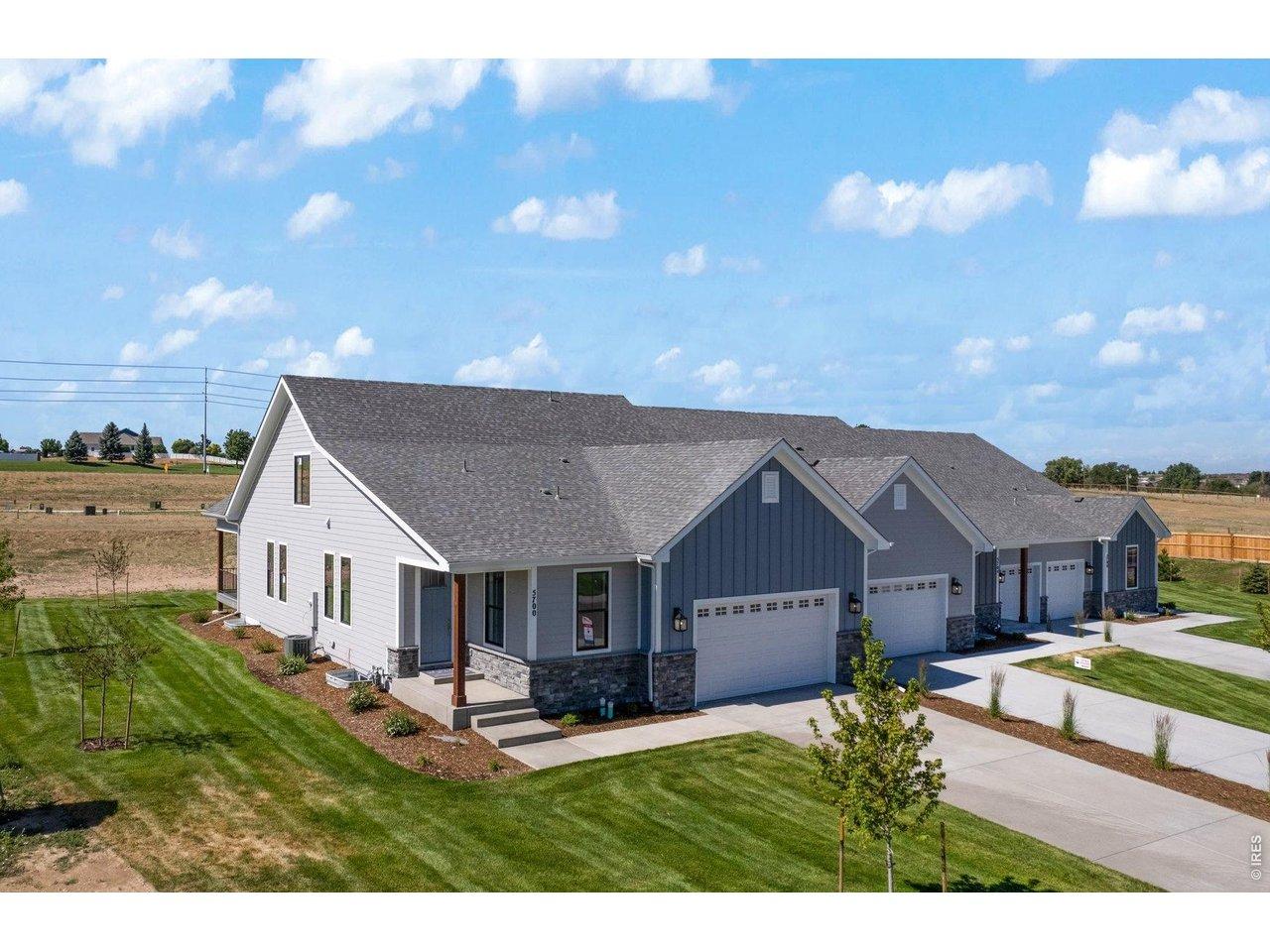 Image 4: Hardboard exterior siding maintained by the HOA