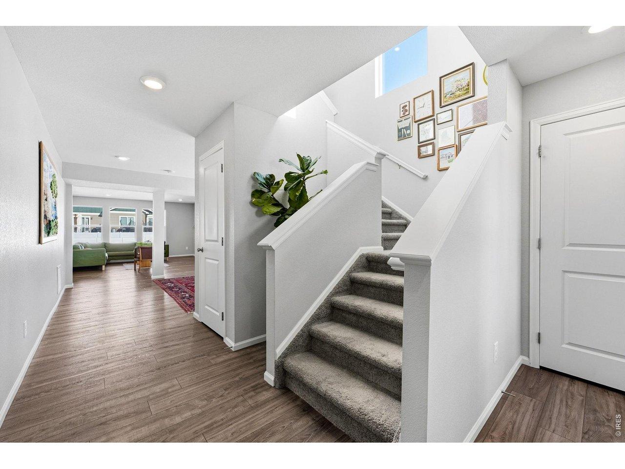 Image 3: Welcoming entry with plenty of natural light Image 3: Welcoming entry with plenty of natural light