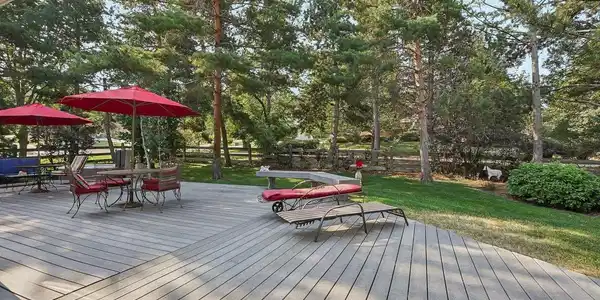 Image 3: Beautiful park like peaceful back yard Image 3: Beautiful park like peaceful back yard