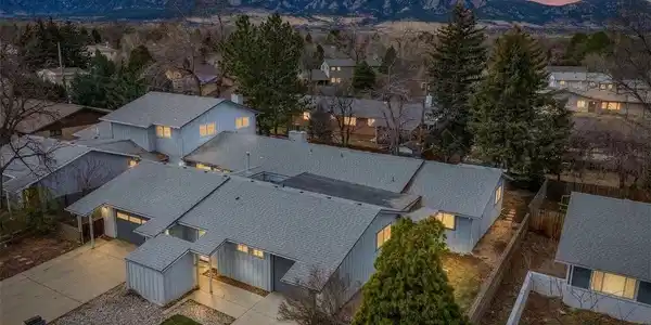 979 Roxwood Ln
