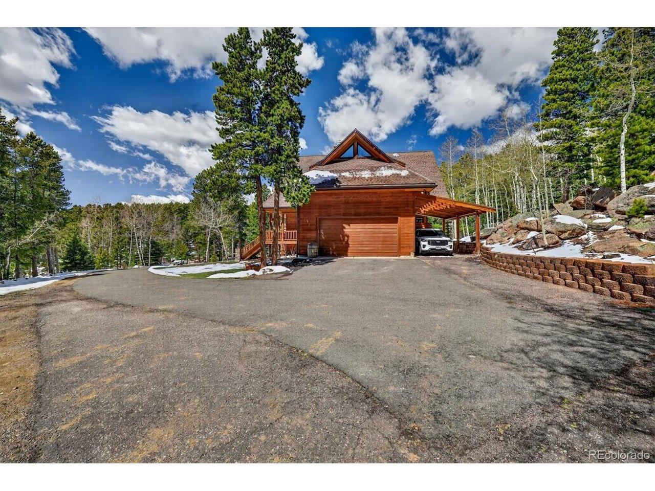 Image 4: Large flat asphalt driveway with extra parking Image 4: Large flat asphalt driveway with extra parking