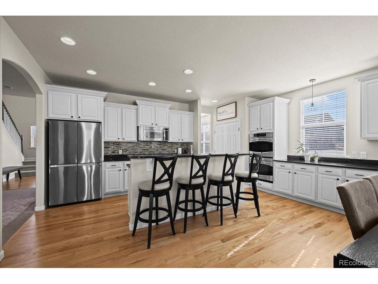 Image 4: Stainless steel appliances with a double oven Image 4: Stainless steel appliances with a double oven
