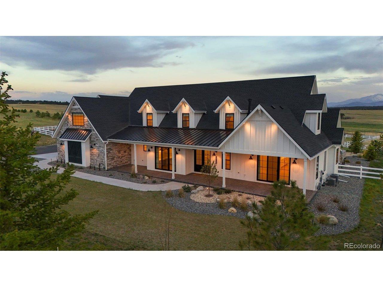 Image 2: Architectural lighting highlights the beauty of the exterior.