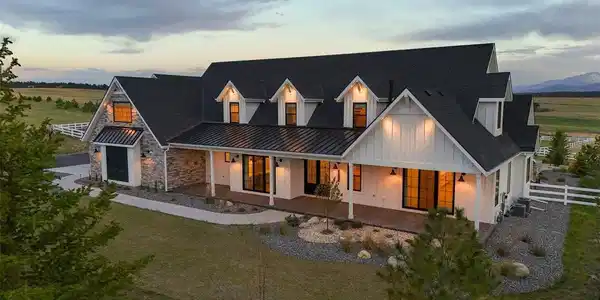 Image 2: Architectural lighting highlights the beauty of the exterior. Image 2: Architectural lighting highlights the beauty of the exterior.