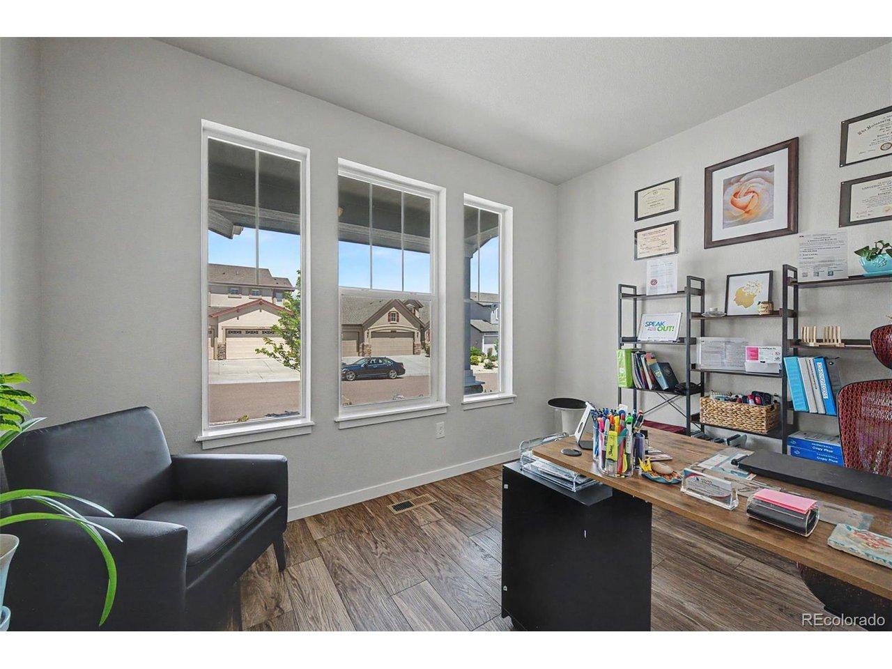 Image 4: A private office is located adjacent to the front foyer. Image 4: A private office is located adjacent to the front foyer.