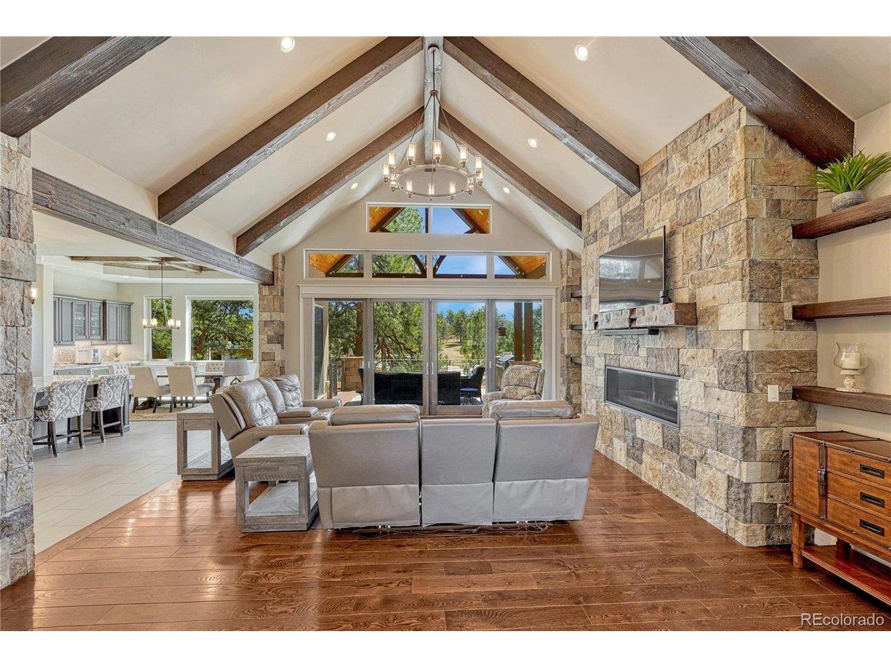 Image 3: Grand family room. Large glass door do open Image 3: Grand family room. Large glass door do open