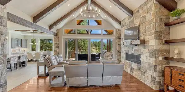 Image 3: Grand family room. Large glass door do open Image 3: Grand family room. Large glass door do open